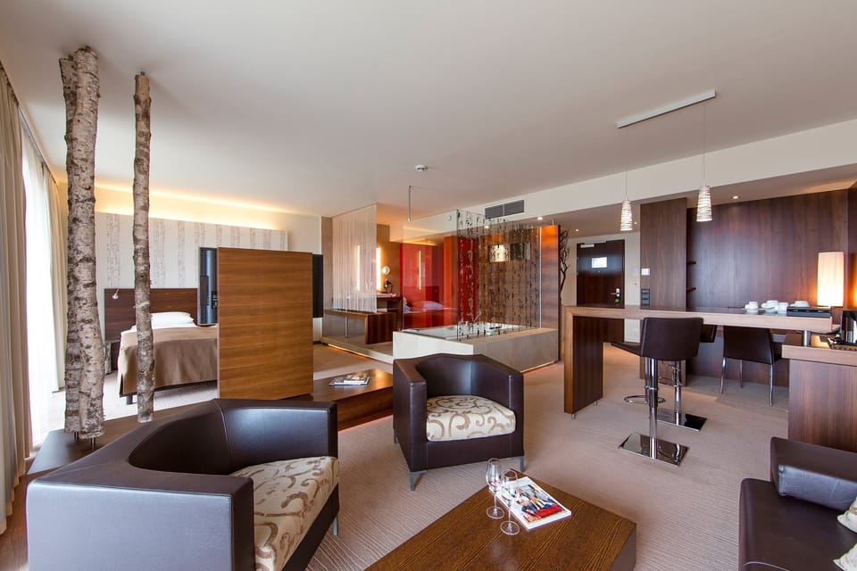 Deluxe Room | In-room safe, desk, free cribs/infant beds, free WiFi