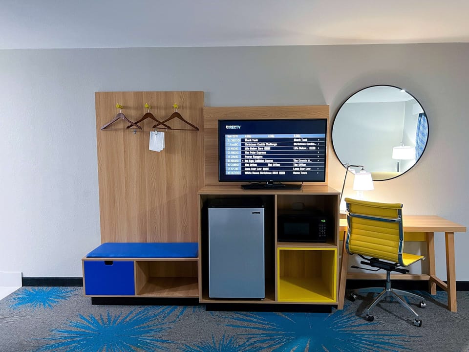 Pillowtop beds, minibar, desk, laptop workspace