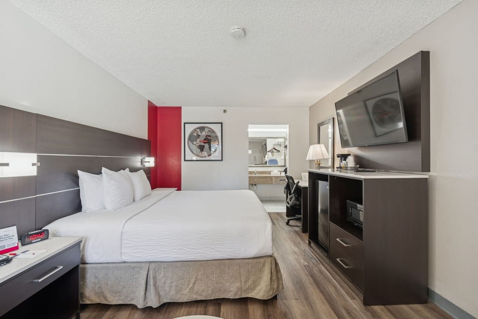 Room, 1 Queen Bed, Non Smoking | Pillowtop beds, in-room safe, desk, iron/ironing board
