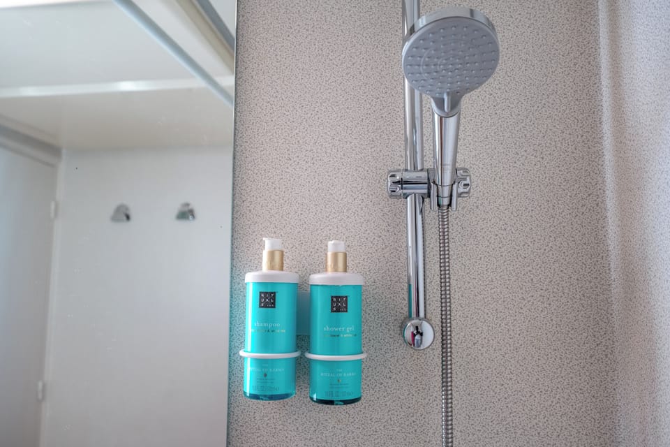 Classic Room, 2 Twin Beds | Bathroom | Combined shower/tub, eco-friendly toiletries, hair dryer, towels