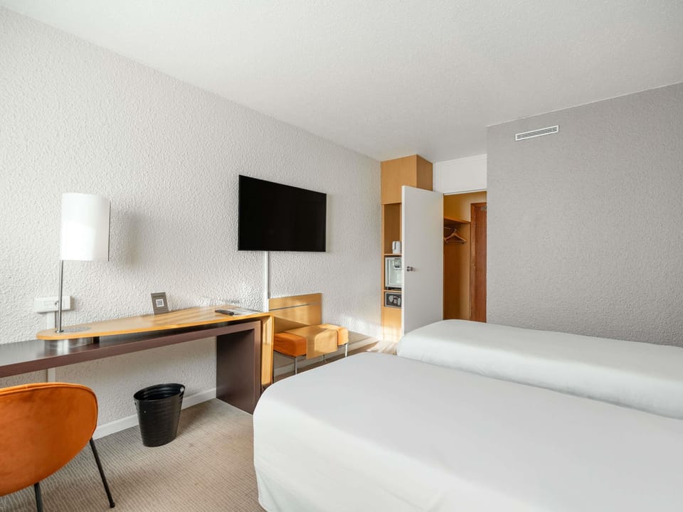 Classic Room, 2 Twin Beds | Premium bedding, minibar, in-room safe, desk