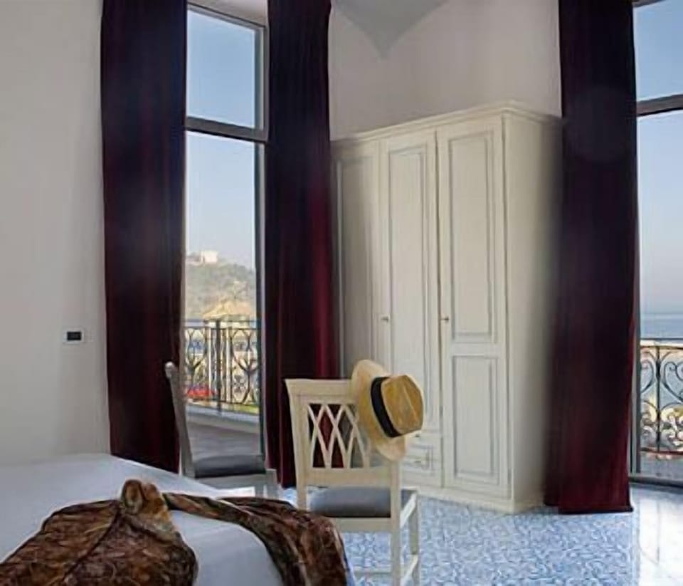 Minibar, in-room safe, desk, free WiFi