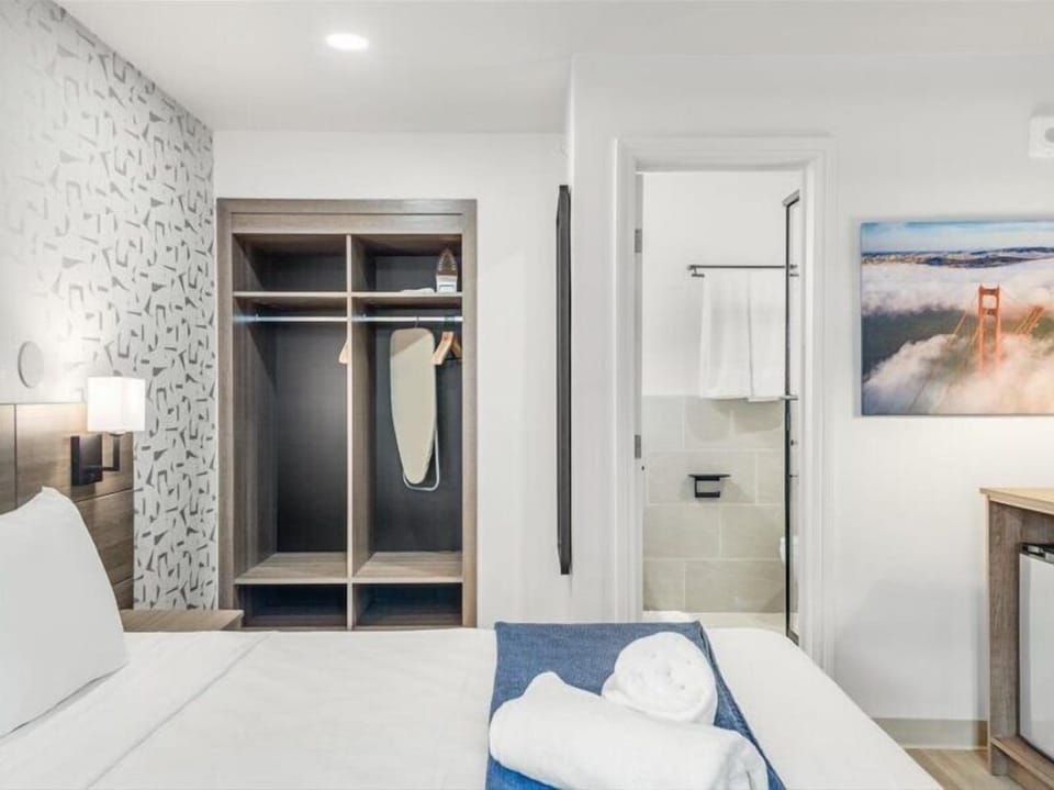 Standard Room, 1 King Bed, Private Bathroom (Self check-in) | In-room safe, desk, laptop workspace, iron/ironing board