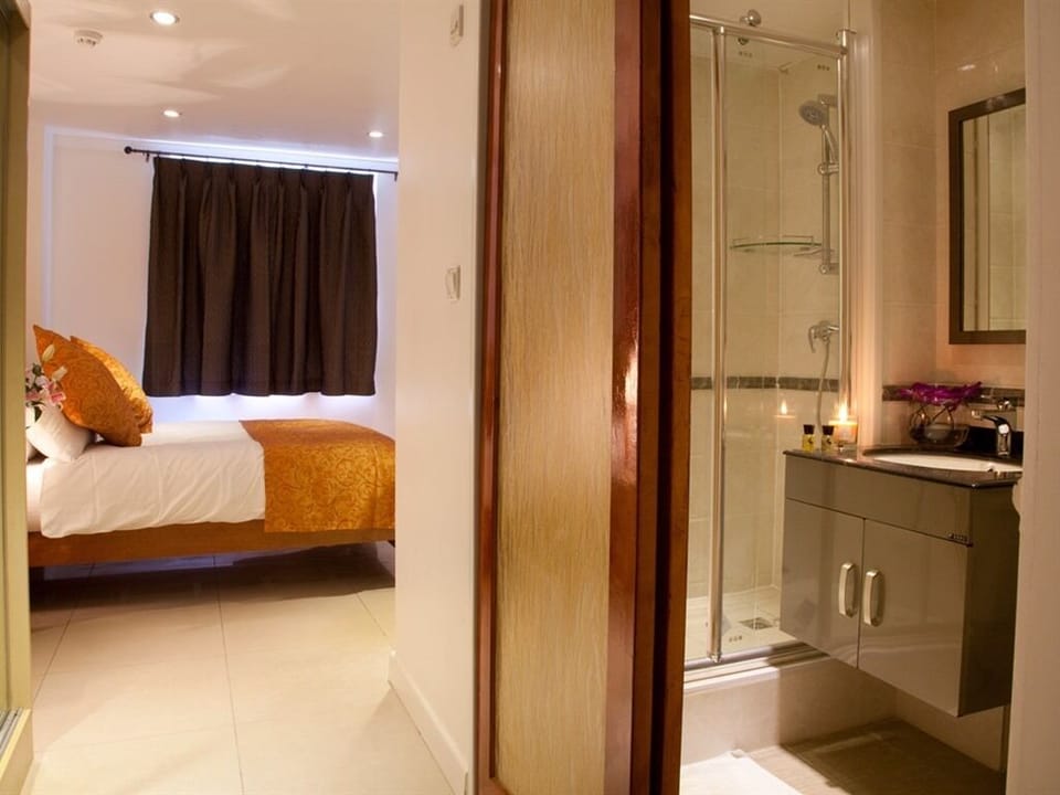 Suite, Ensuite (4 Persons) | Free WiFi, bed sheets