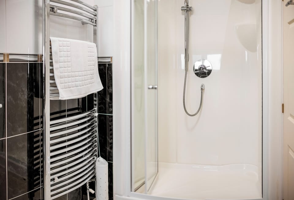 Superior Double Room - 3rd Floor | Bathroom | Shower, hair dryer, towels, soap