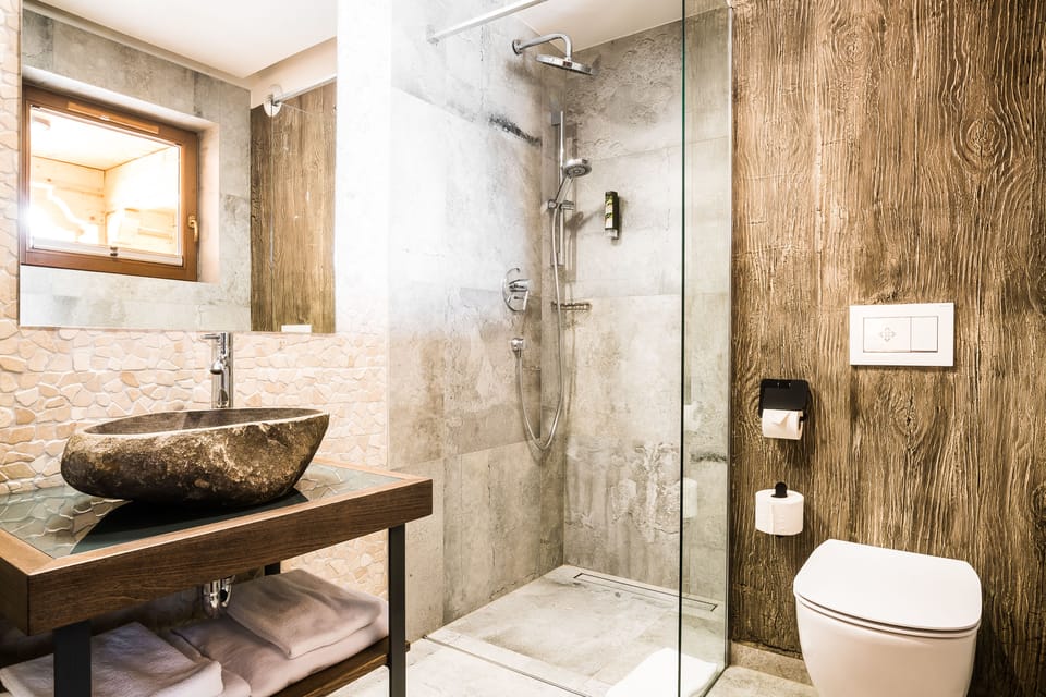 Classic Double Room | Bathroom | Shower, free toiletries, hair dryer, bathrobes