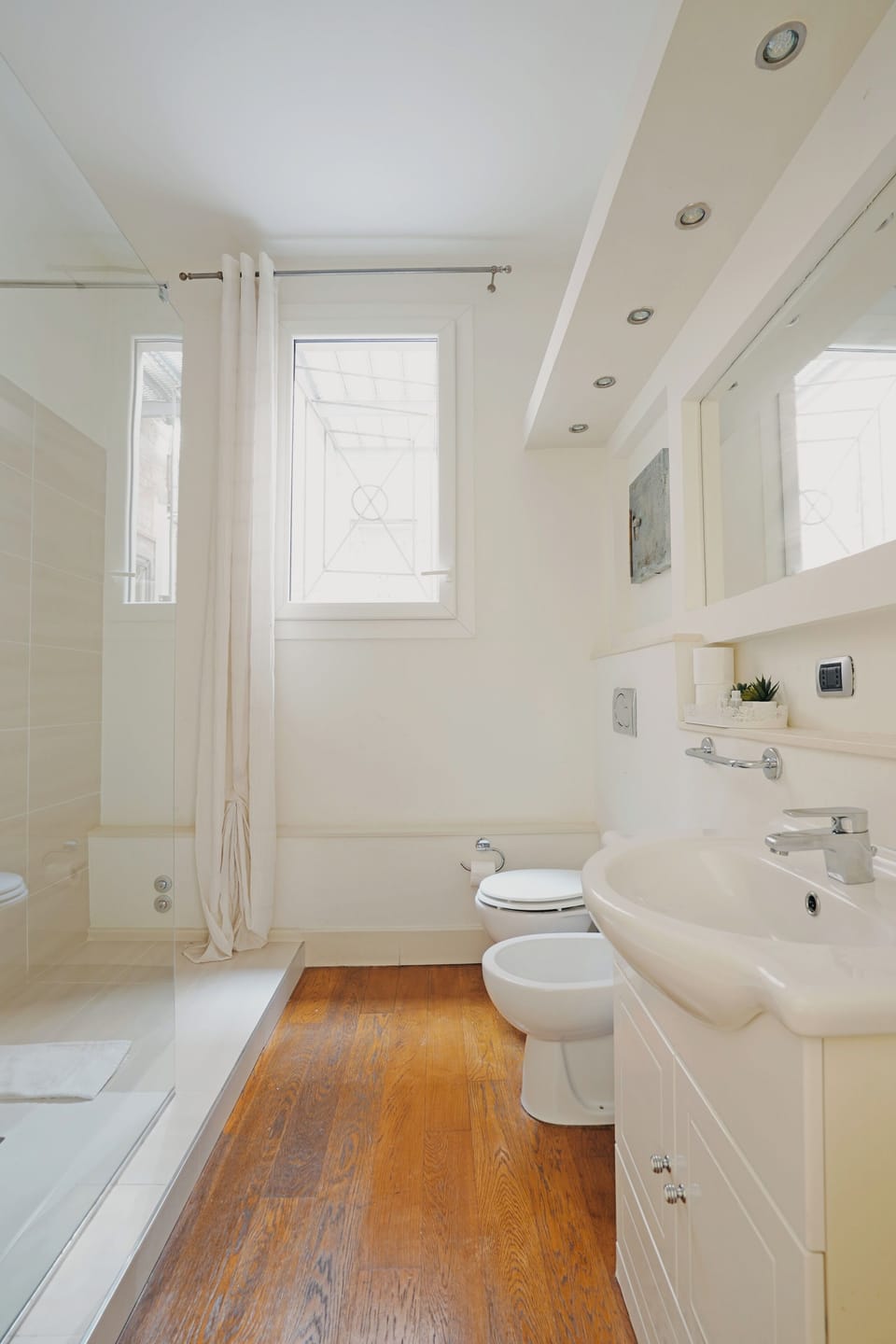 Junior Studio Suite | Bathroom | Free toiletries, hair dryer, slippers, bidet