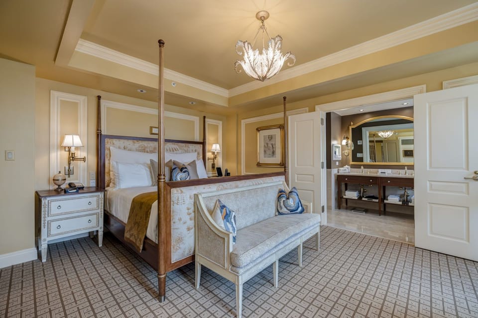 Executive Suite | Premium bedding, down comforters, pillowtop beds, minibar