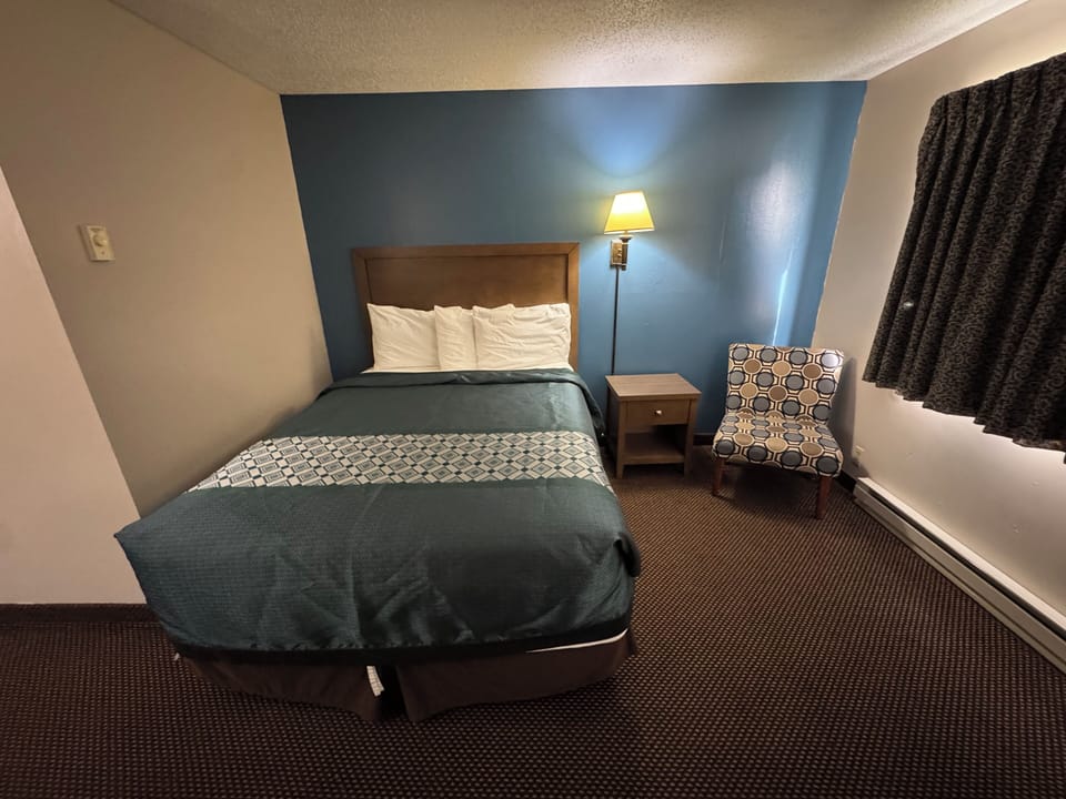 Room, 1 Queen Bed, Non Smoking | Desk, WiFi (free), bed sheets