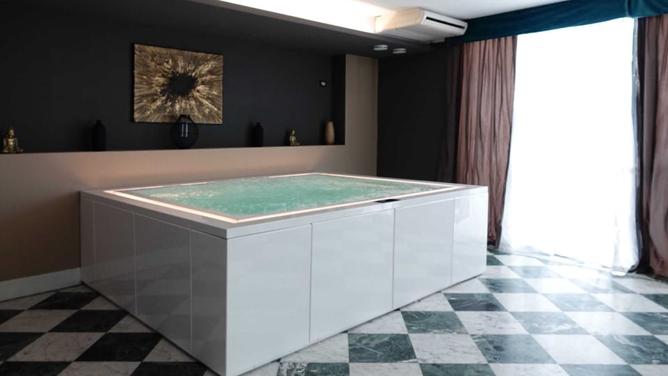 Indoor spa tub