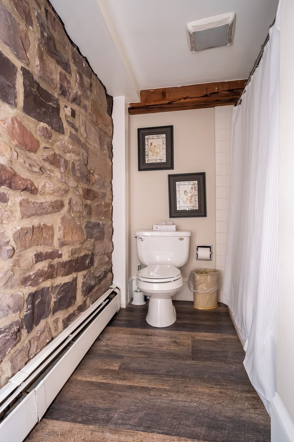 Exclusive Room, 1 King Bed, Pet Friendly | Bathroom | Free toiletries, hair dryer, towels