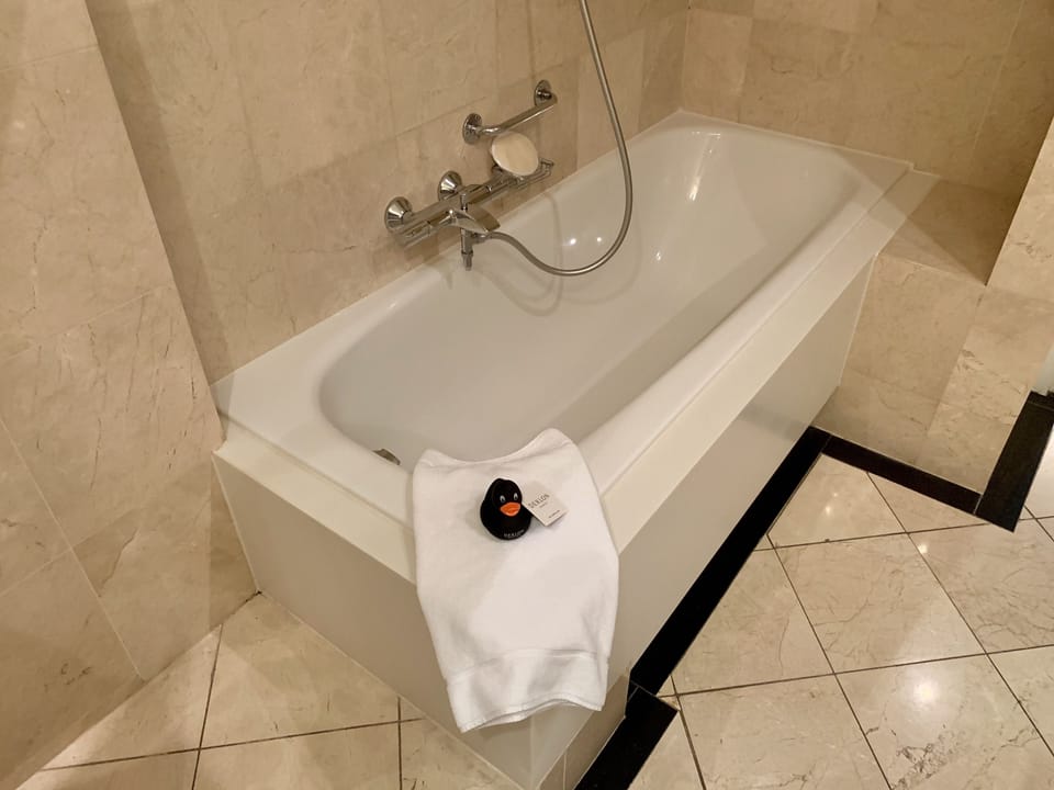 Derlon Suite | Deep soaking bathtub