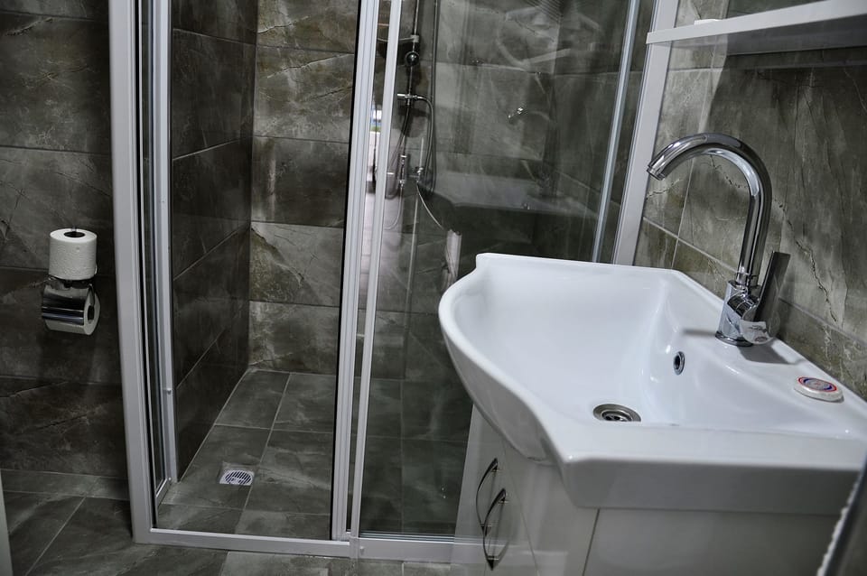 Shower, rainfall showerhead, free toiletries, hair dryer