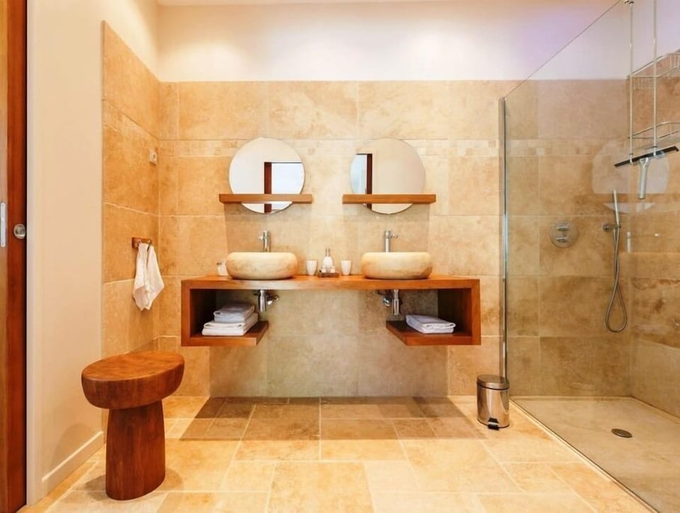 Deluxe Double Room, Private Bathroom | Bathroom