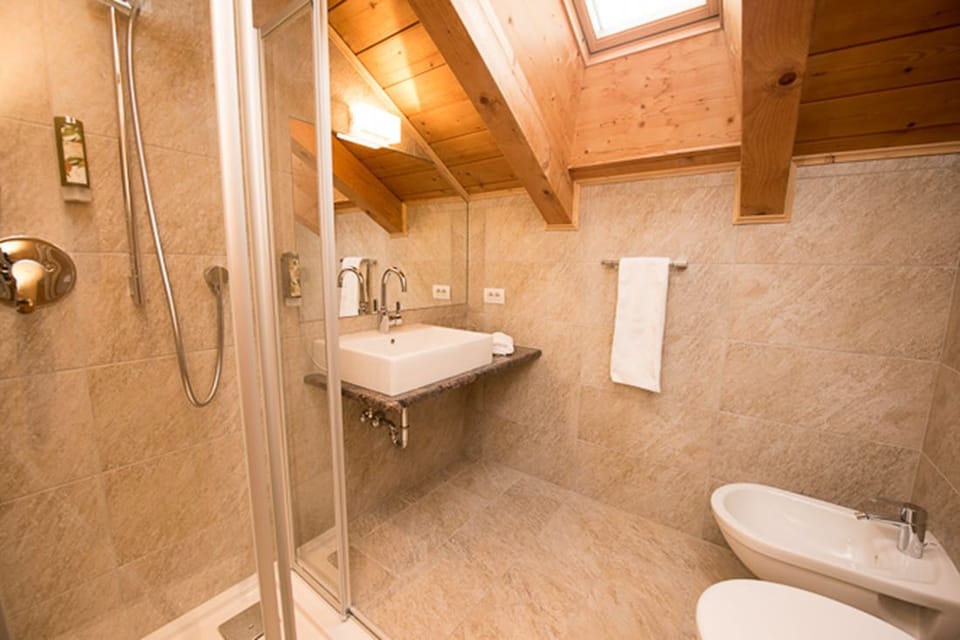 Family Room | Desk, cribs/infant beds, free WiFi