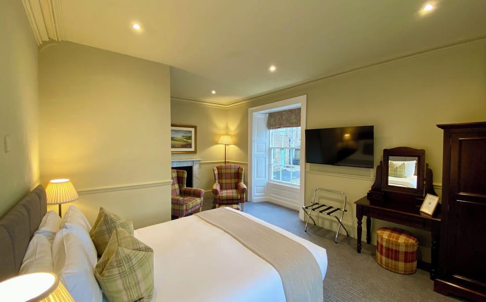 Superior King | Iron/ironing board (on request), WiFi (free), bed sheets