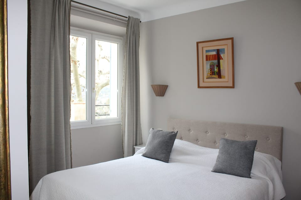Comfort Twin Room | Desk, free cribs/infant beds, free WiFi, bed sheets