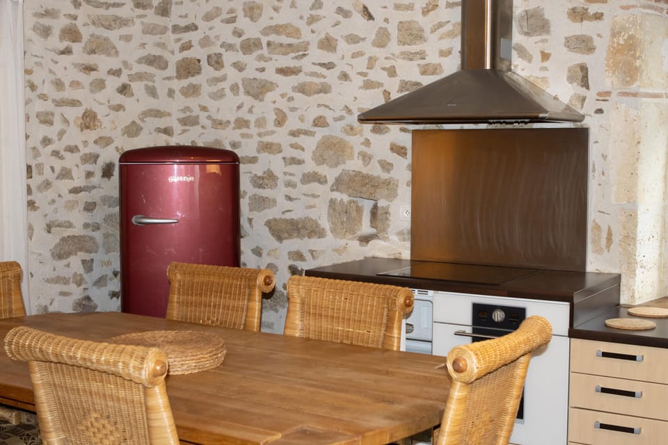 Comfort Duplex, 2 Bedrooms, Terrace, Garden View | Private kitchen | Electric kettle, toaster, dining tables