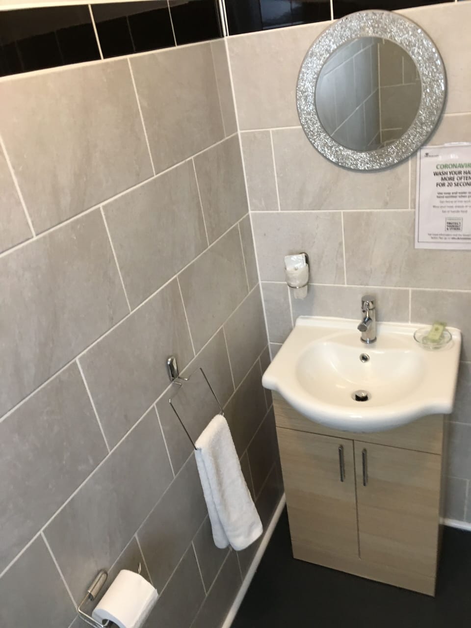 Double Room | Bathroom | Shower, free toiletries, hair dryer, towels