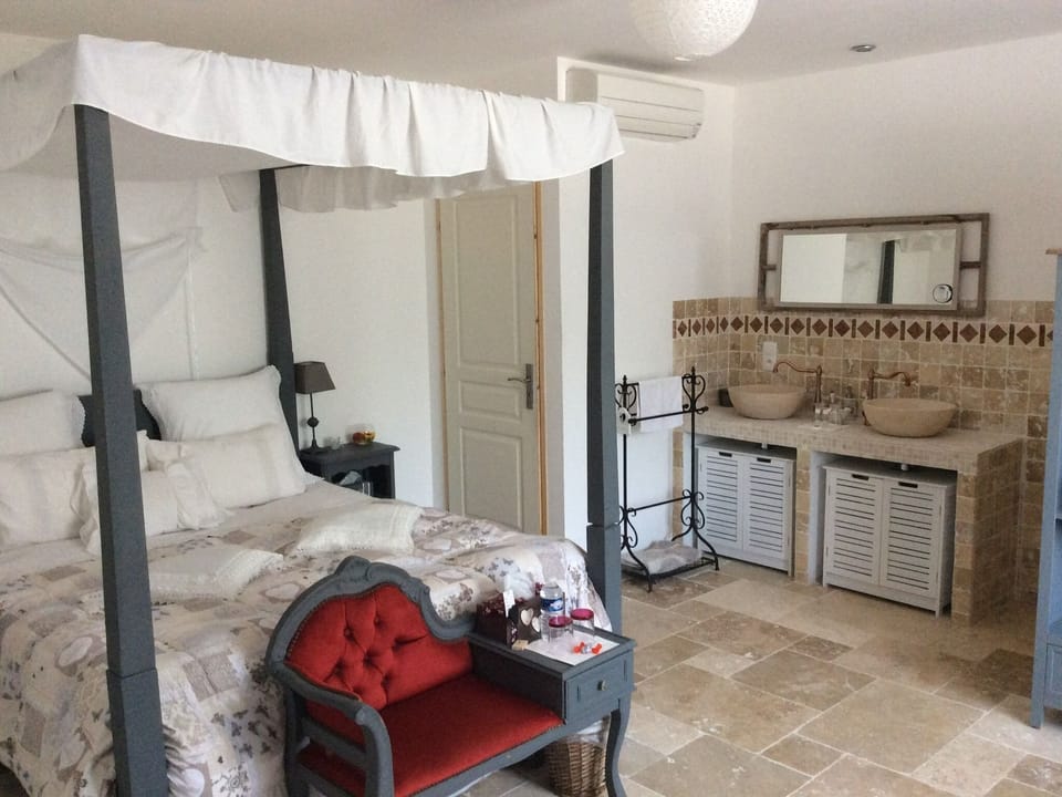 Romantic Triple Room, Ensuite, Park View | WiFi