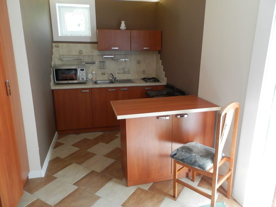 Fridge, coffee/tea maker, electric kettle, highchair