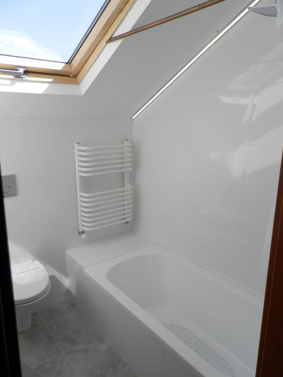 Basic Double or Twin Room, Non Smoking | Bathroom | Combined shower/tub, rainfall showerhead, eco-friendly toiletries