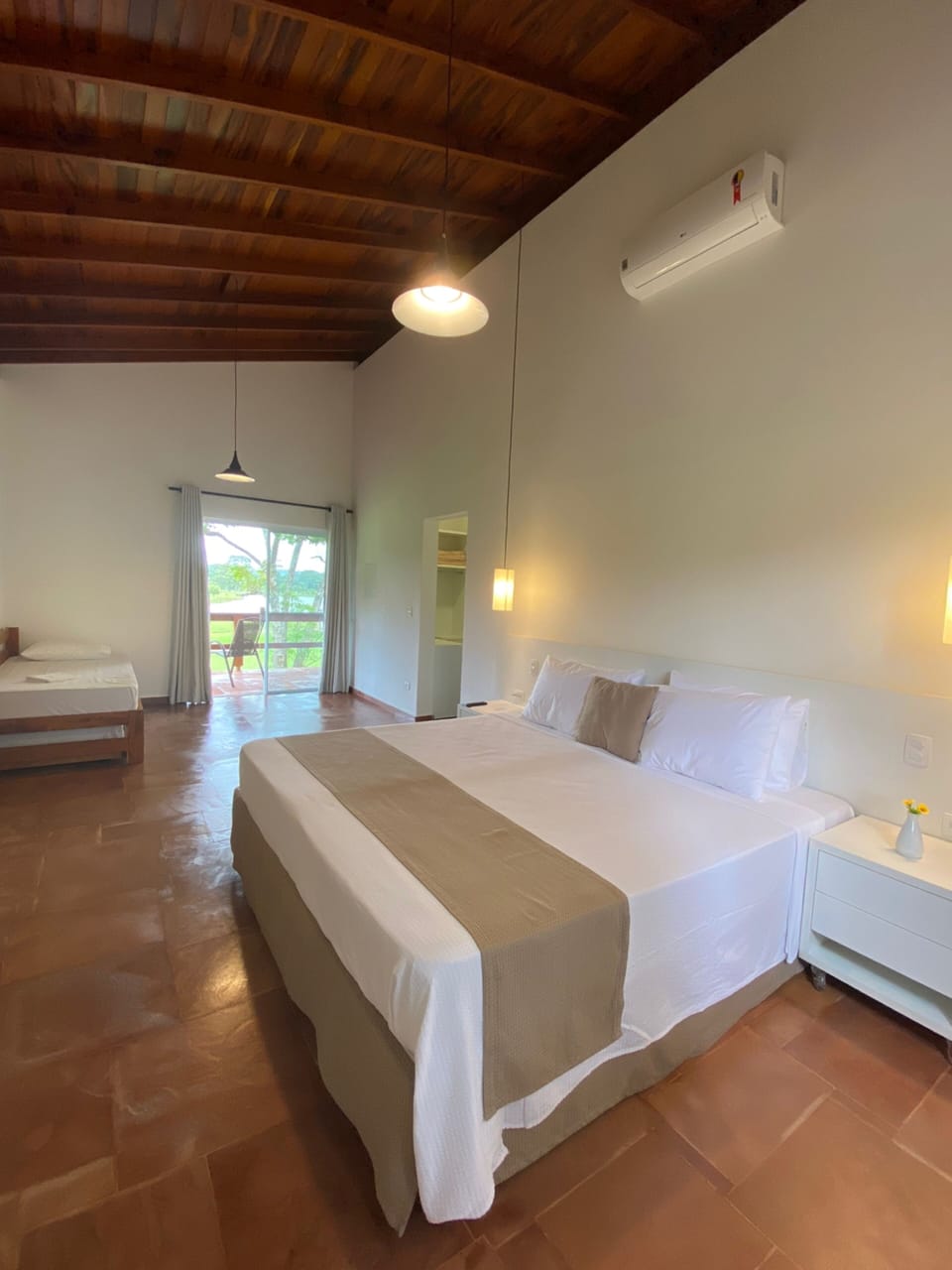 Premium bedding, minibar, free WiFi, bed sheets