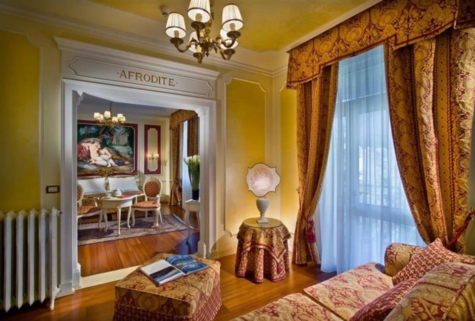 Suite | Minibar, in-room safe, desk, blackout drapes
