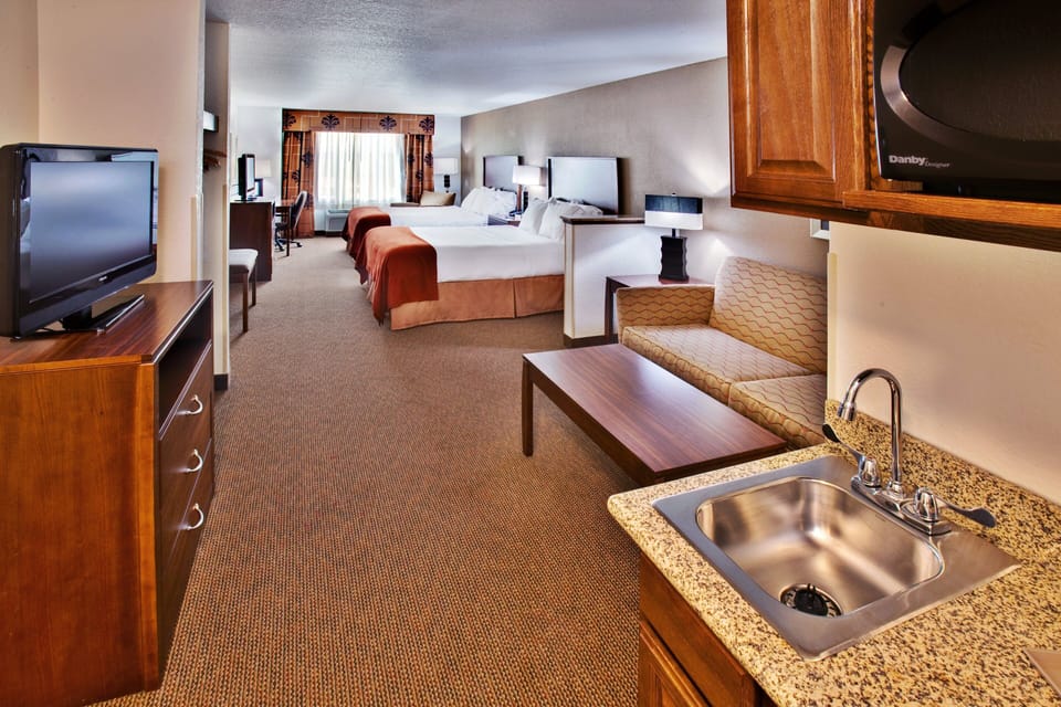 Suite | Desk, iron/ironing board, free cribs/infant beds, rollaway beds