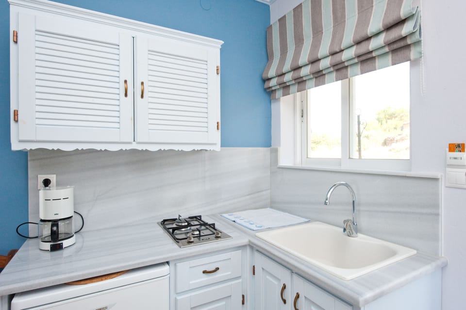 Superior Studio, Sea View | Private kitchenette | Full-size fridge, electric kettle, cookware/dishes/utensils