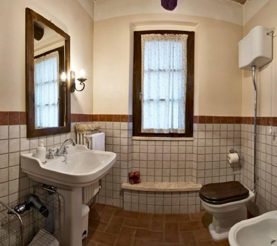Apartment, 1 Bedroom | Bathroom | Shower, rainfall showerhead, free toiletries, hair dryer