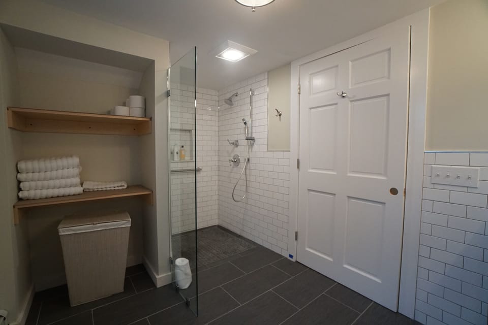 Luxury Suite 1  | Bathroom | Free toiletries, hair dryer