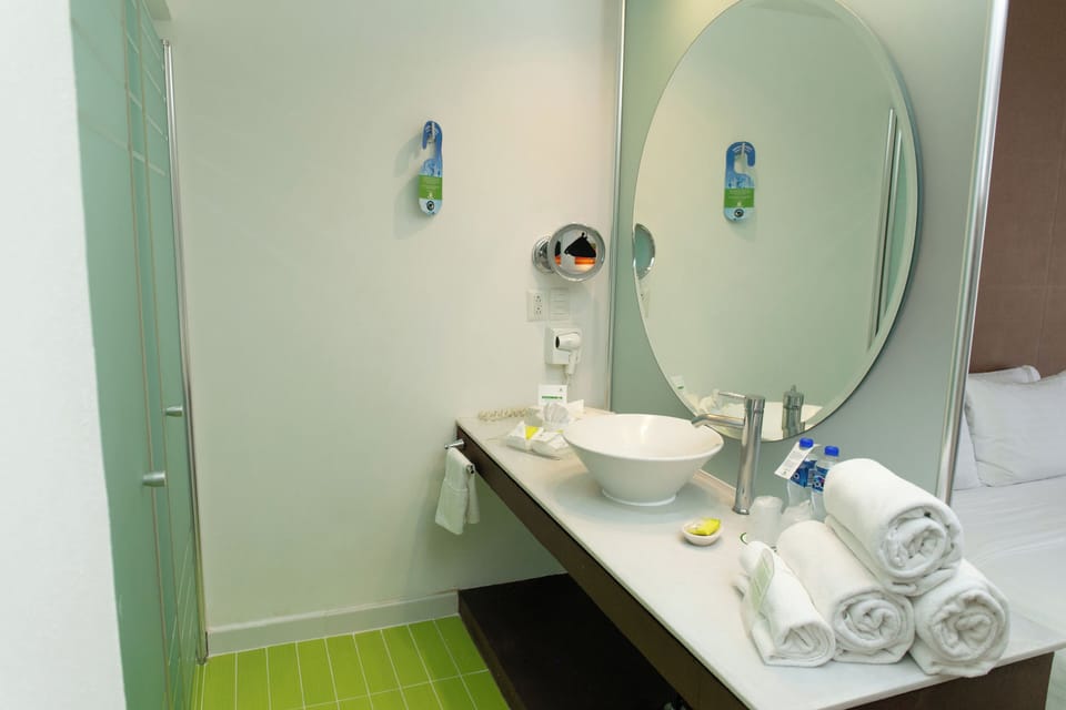 Shower, rainfall showerhead, free toiletries, hair dryer