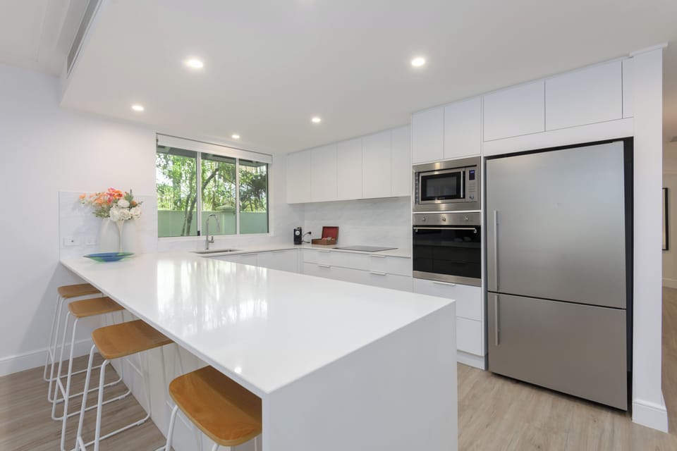 Full-size fridge, microwave, stovetop, dishwasher