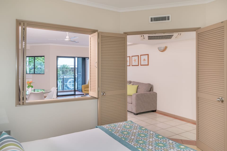 Standard Room, 1 Bedroom | In-room safe, soundproofing, iron/ironing board, free WiFi