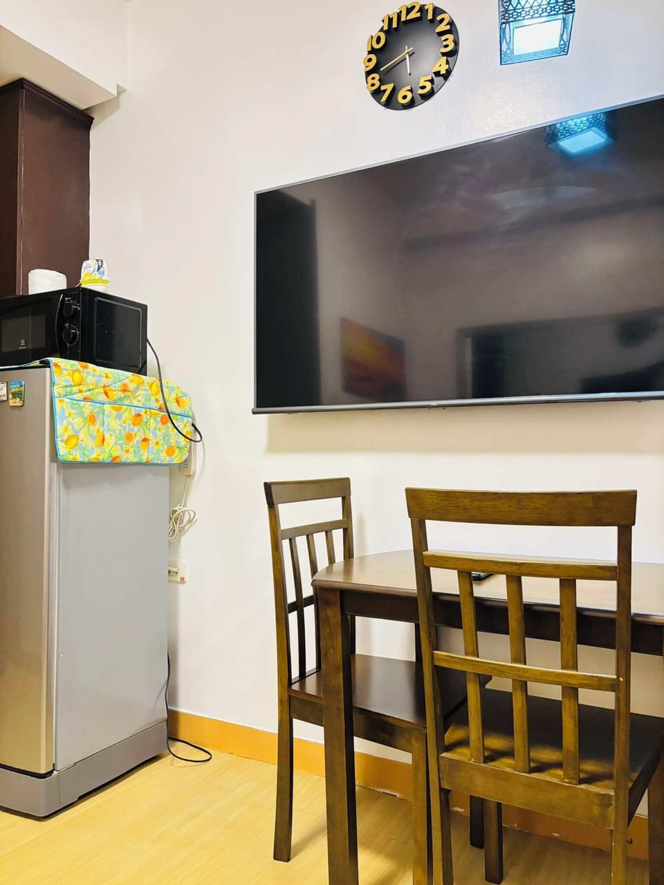 Comfort Condo, 1 Bedroom, Balcony | In-room dining