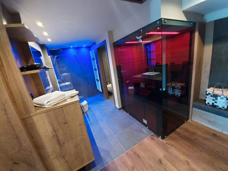 1 bedroom, premium bedding, in-room safe, desk