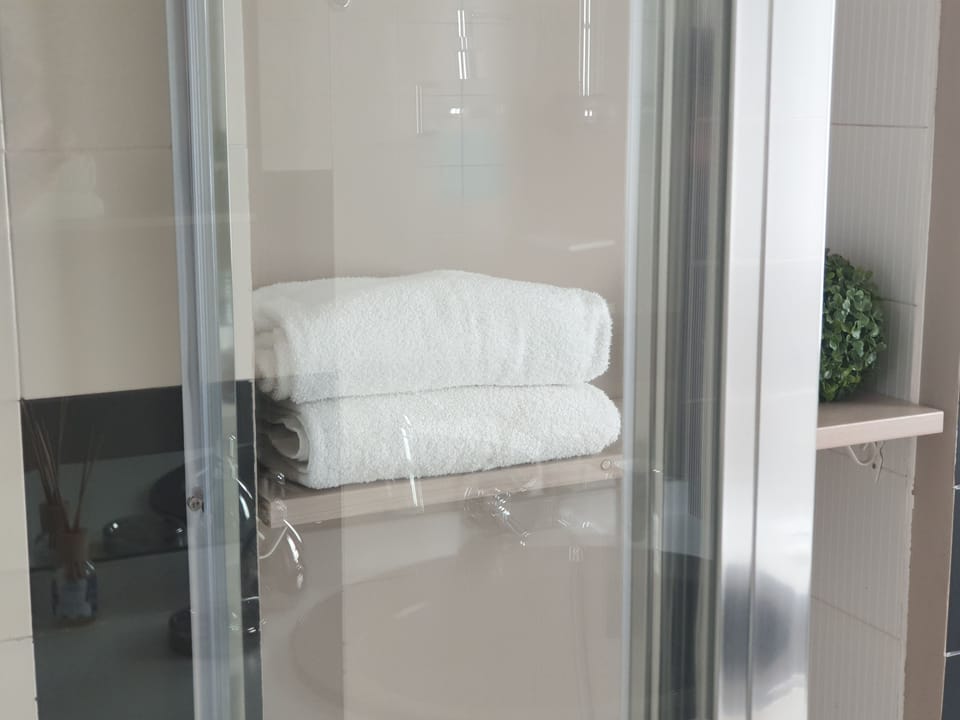 Triple Room, Park View | Bathroom | Shower, free toiletries, hair dryer, bidet