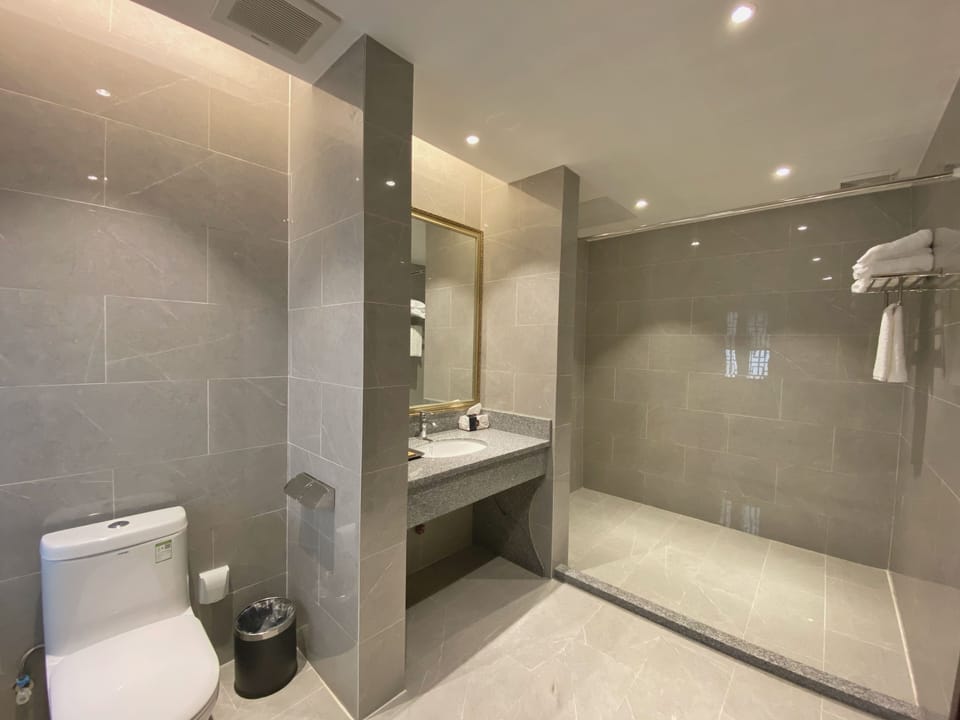 Design Double Room, 5 Bedrooms (Citizens or residents of China Only) | Bathroom | Shower, rainfall showerhead, free toiletries, hair dryer
