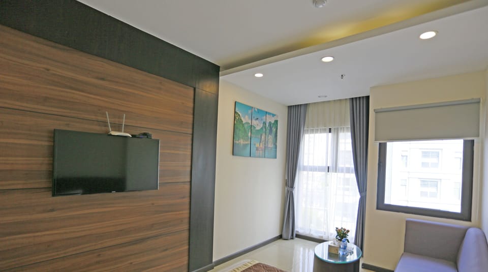 Deluxe Room, Bathtub, City View | Minibar, in-room safe, desk, blackout drapes