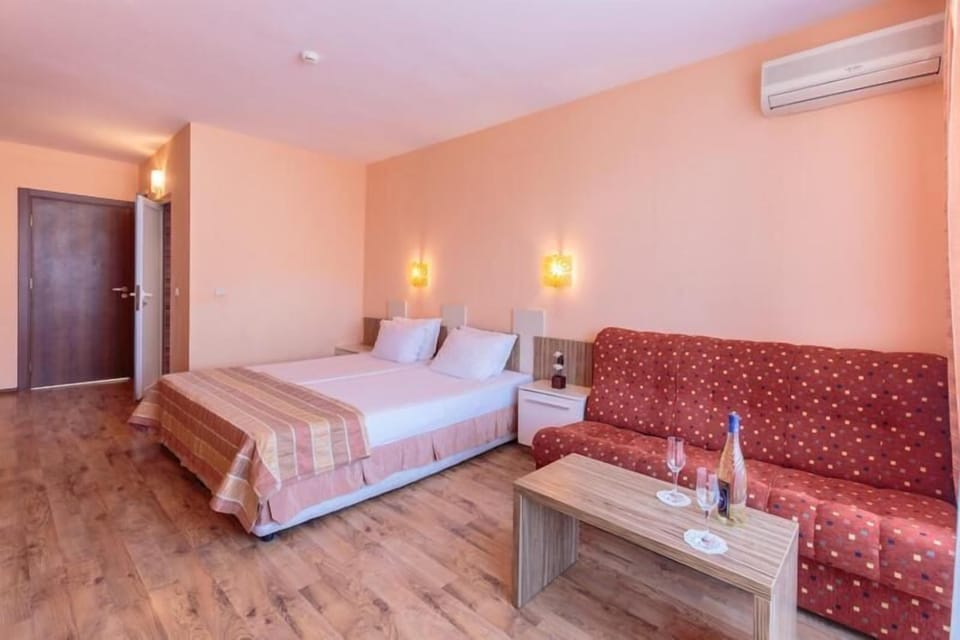 Minibar, desk, free WiFi