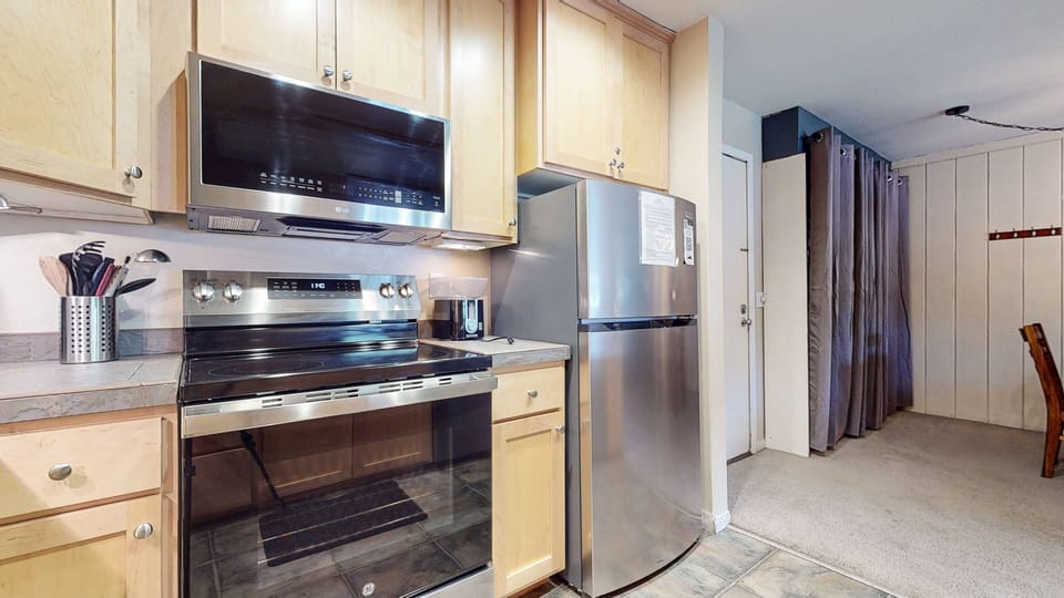 Condo, 1 Bedroom | Private kitchen | Fridge, microwave, dishwasher, coffee/tea maker