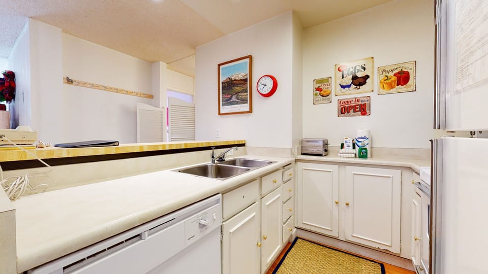 Condo, 1 Bedroom | Private kitchen | Fridge, oven, coffee/tea maker, toaster