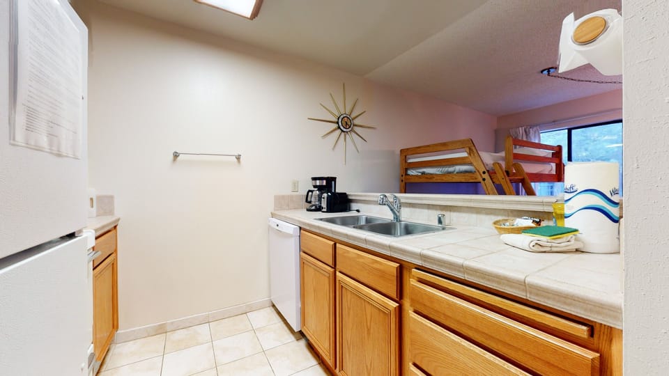 Condo, 1 Bedroom | Private kitchen | Coffee/tea maker, toaster