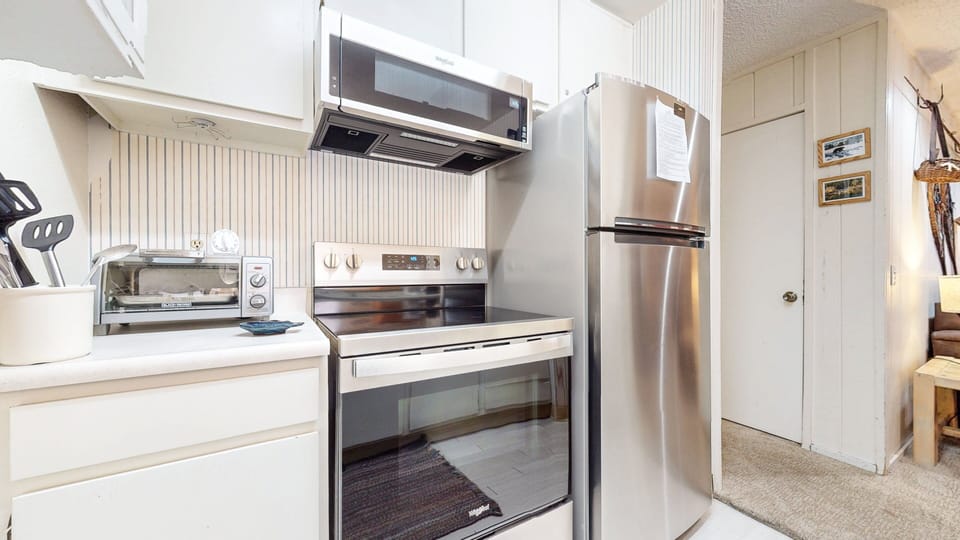 Condo, 1 Bedroom | Private kitchen | Fridge, oven, coffee/tea maker, toaster