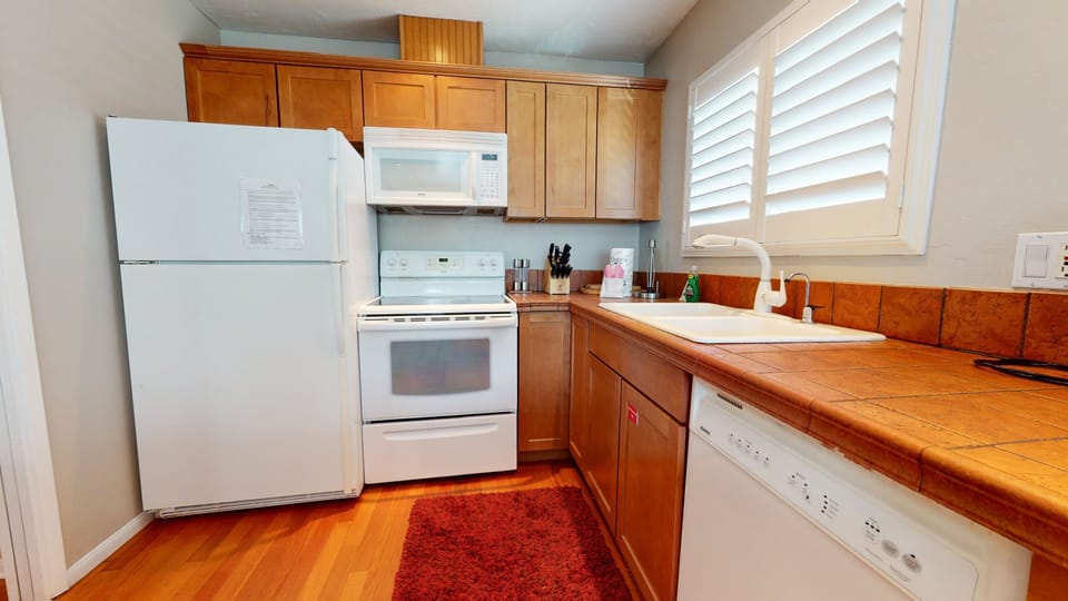 Condo, 3 Bedrooms | Private kitchen | Fridge, microwave, oven, dishwasher