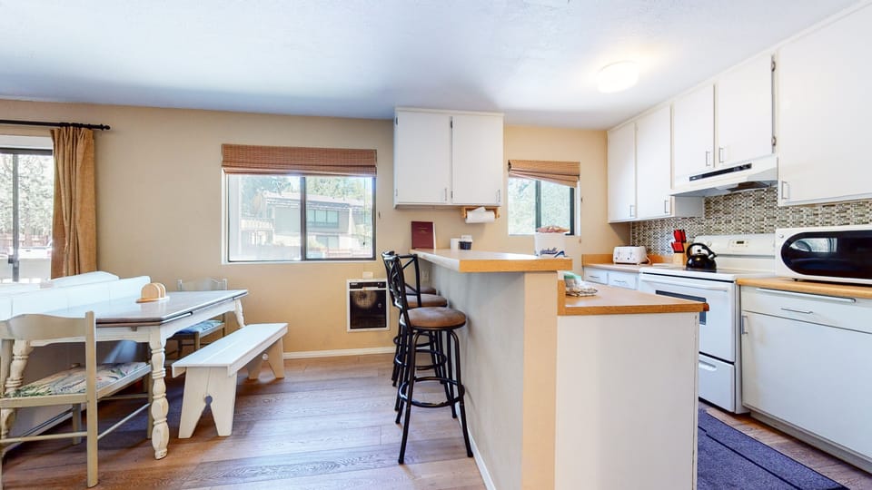 Studio | Private kitchen | Fridge, oven, coffee/tea maker, toaster