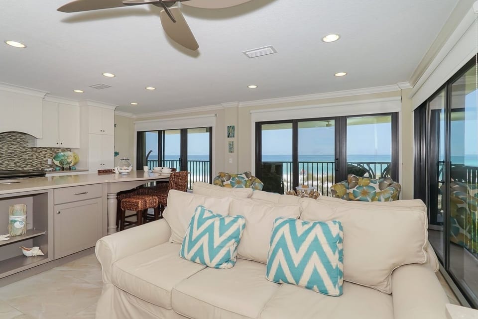 Condo, 2 Bedrooms | Living area