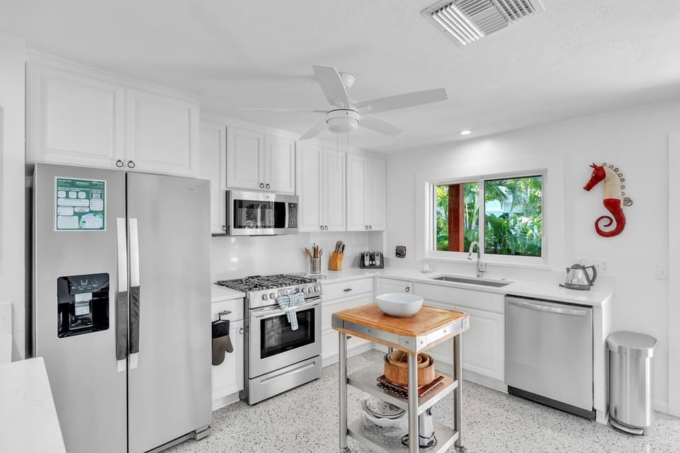 House, 3 Bedrooms | Private kitchen | Coffee/tea maker, fridge, microwave, oven
