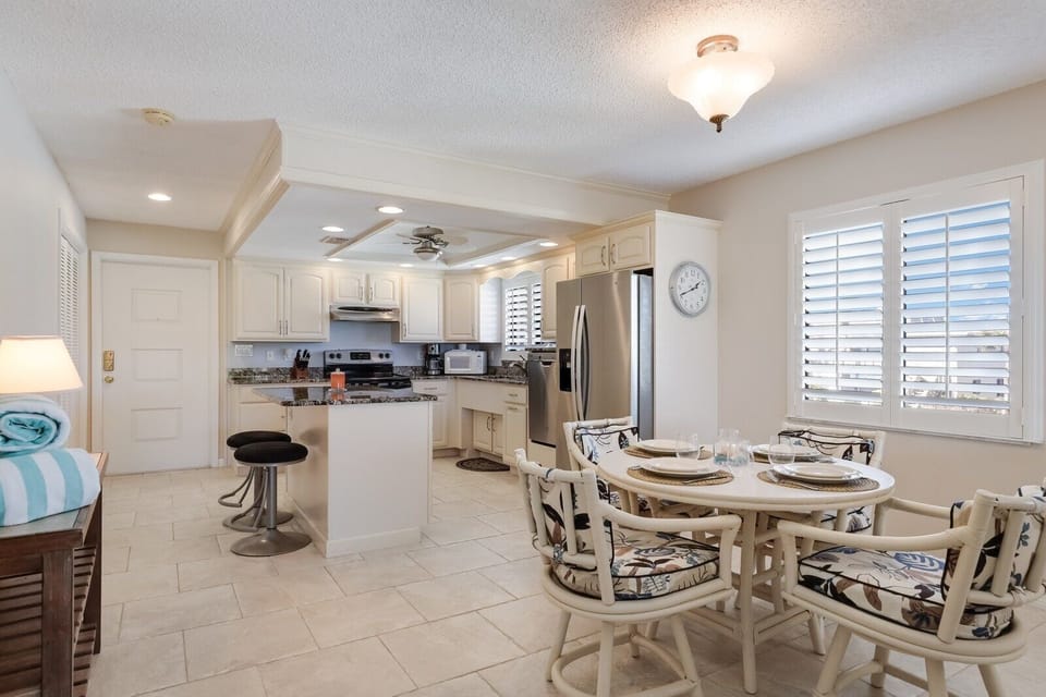Condo, 2 Bedrooms | Dining